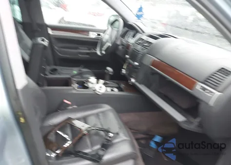 2004 Volkswagen Touareg V8 z USA, uszkodzony, nr VIN WVGEM77L04D054606